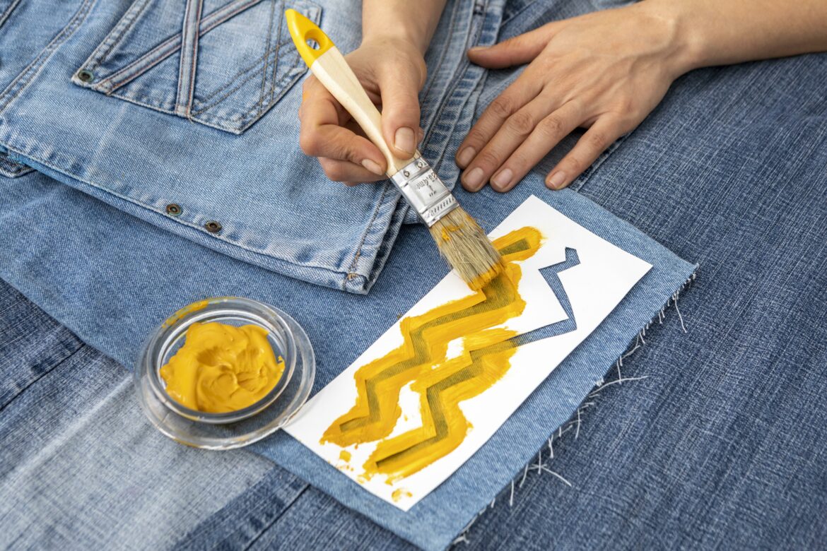 jeans-de-peinture-a-la-main-gros-plan le guide des jeans pour la bonne morphologie