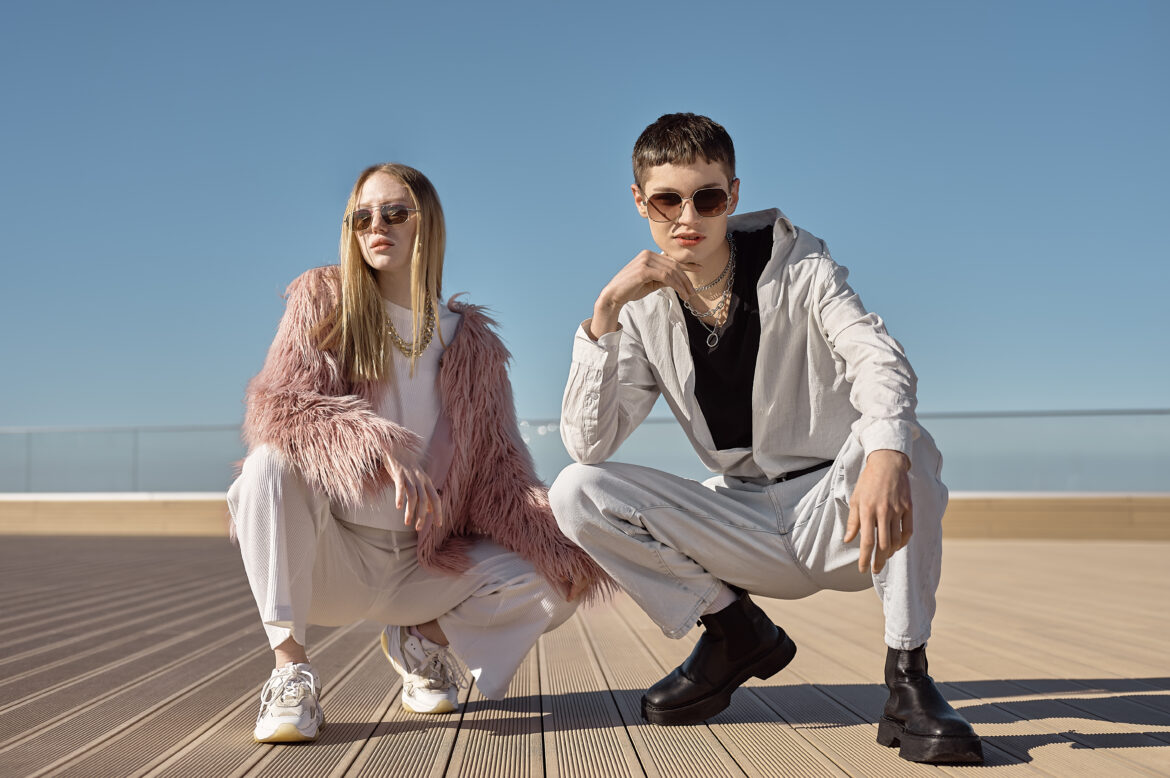 plein-coup-de-gens-cool-portant-un-collier-de-chaine L'accessoire qui fait toute la différence